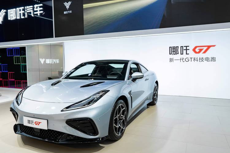 成都69哪吒汽车在智能汽车领域的表现，领途汽车在新能源汽车市场中的影响力